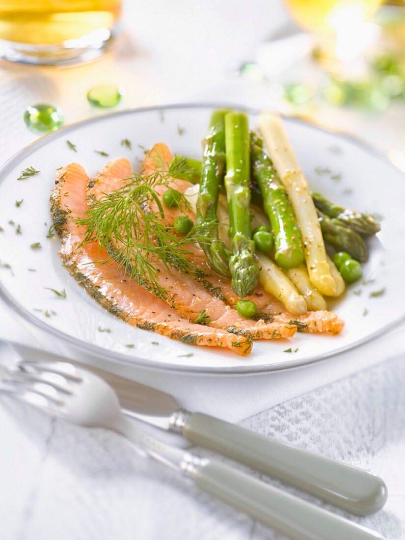 Lachs mit Dill, grünem und weißem Spargel