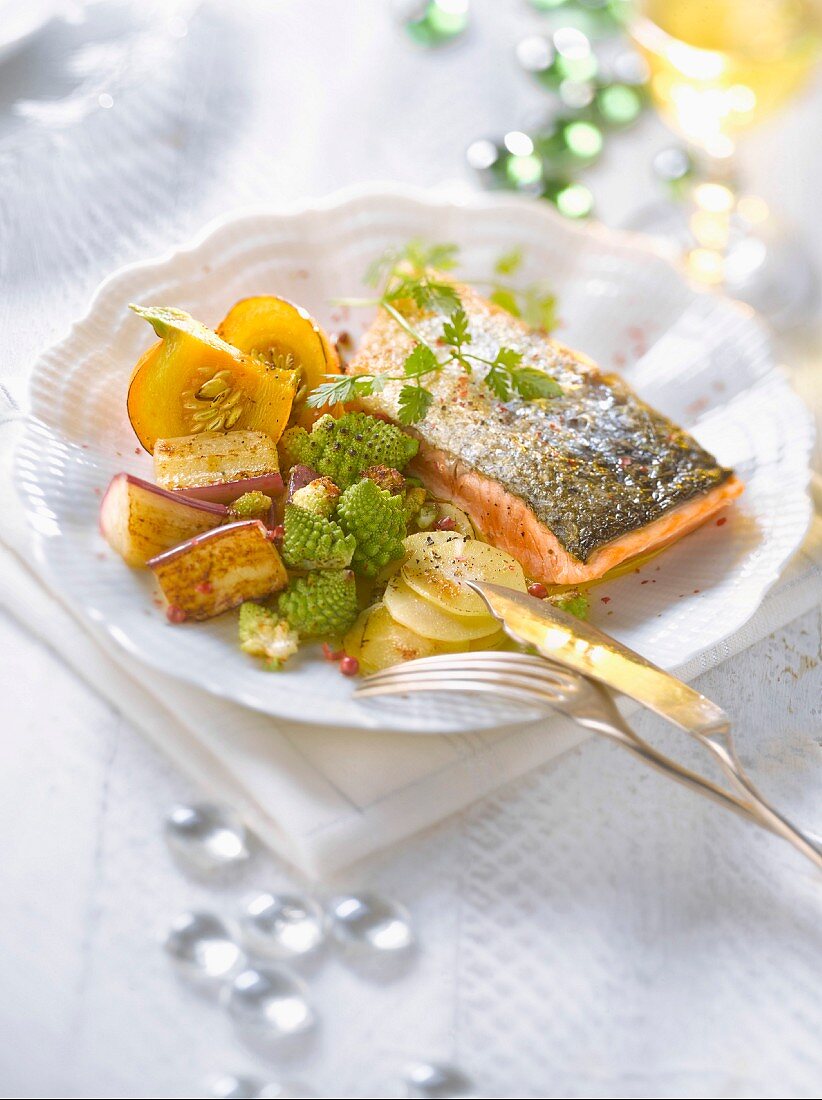 Thick piece of salmon with old-fashioned vegetables