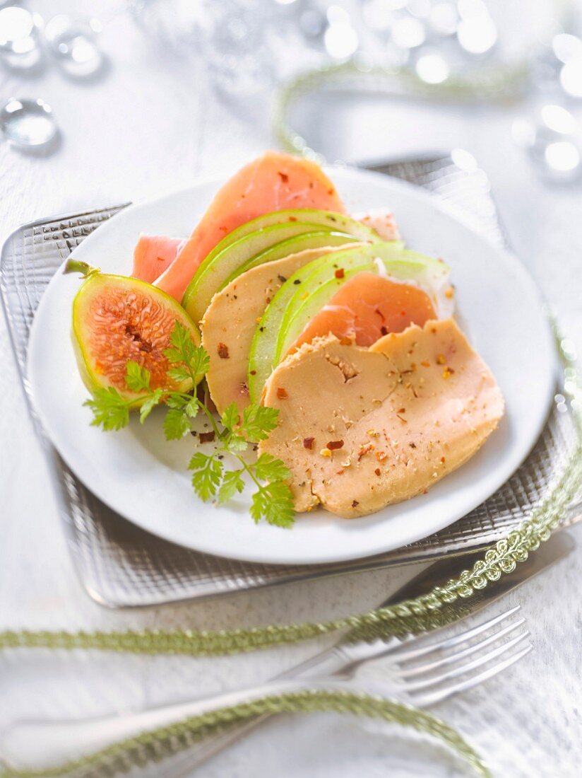 Carpaccio von der Gänseleber, Schinken und Apfel