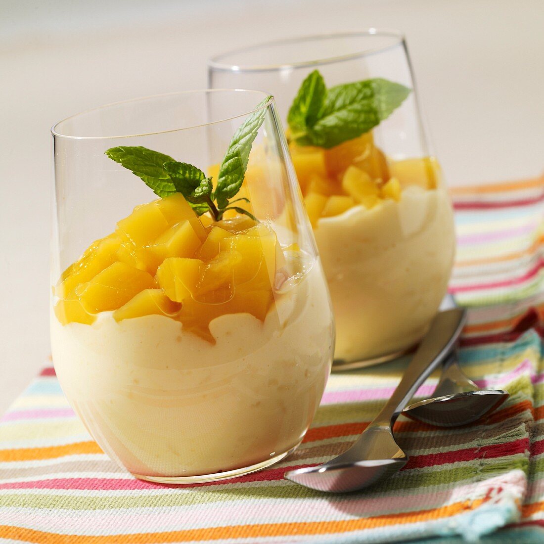 Milchreis mit Mango, in Gläsern serviert