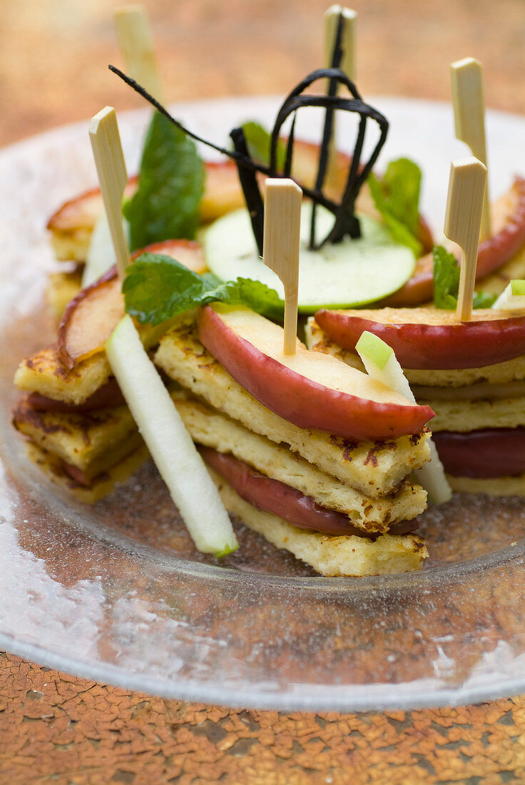 Cinamon french-toast and apple sandwich-brochettes