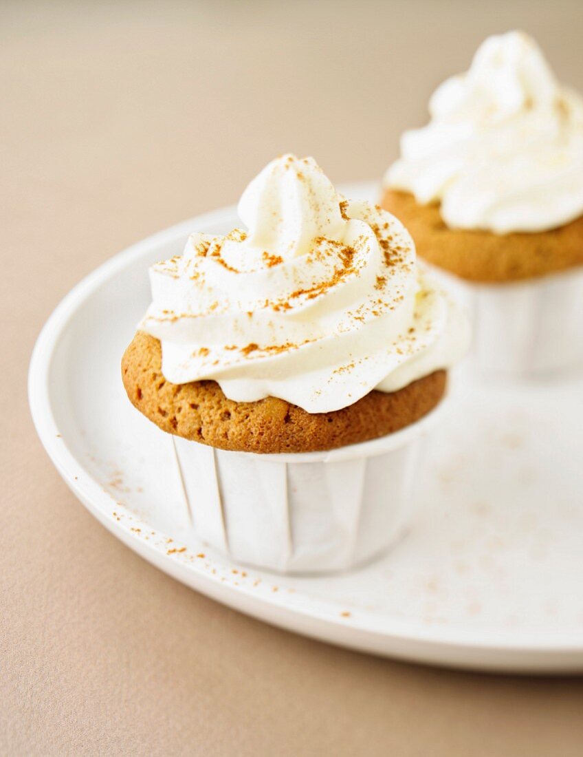 Cupcakes with lemon and cinnamon topping