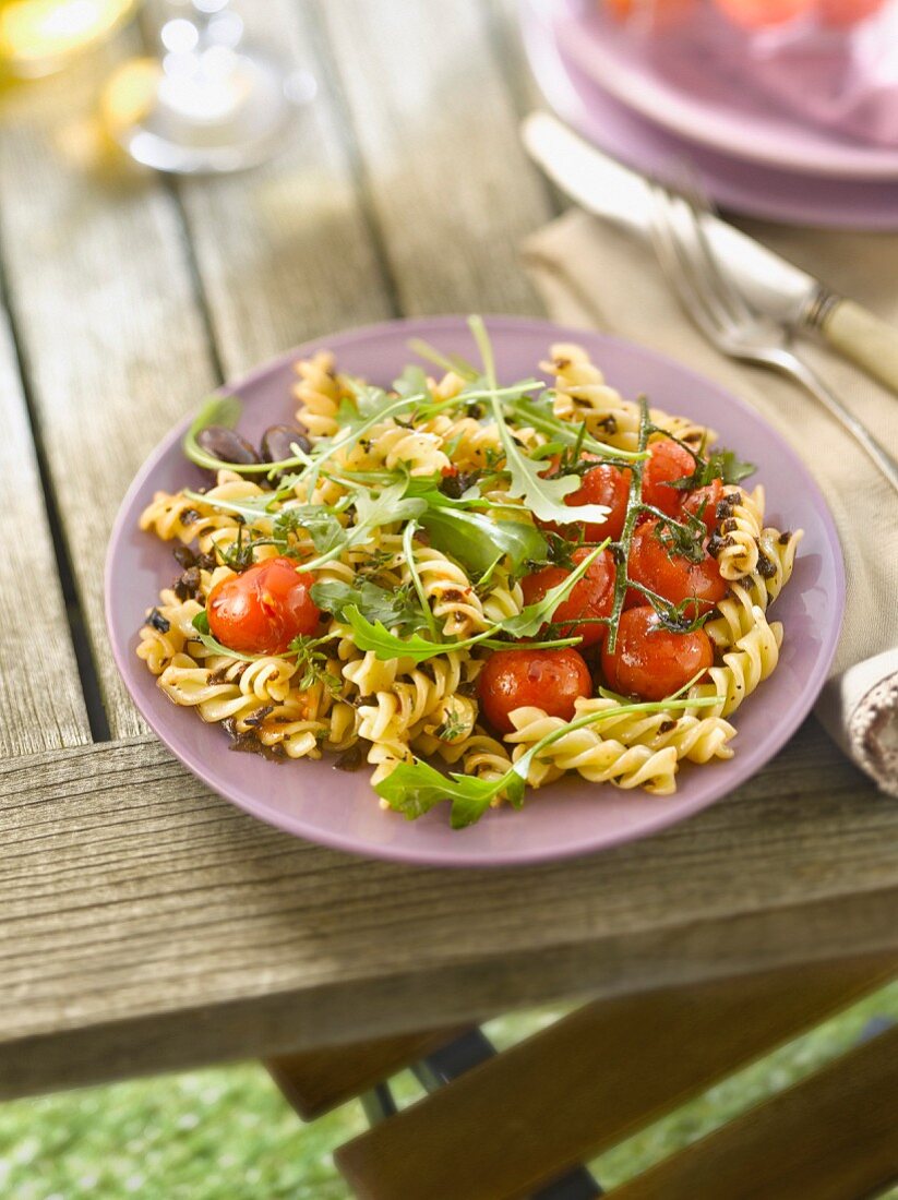 Fussilli mit Oliven, Kirschtomaten und Rucola