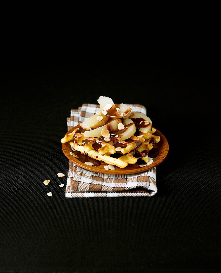 Waffeln mit Schokolade, Birnen und Mandeln