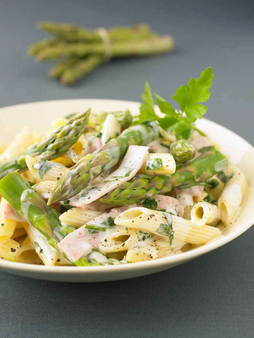 Penne in cream sauce with asparagus and ham