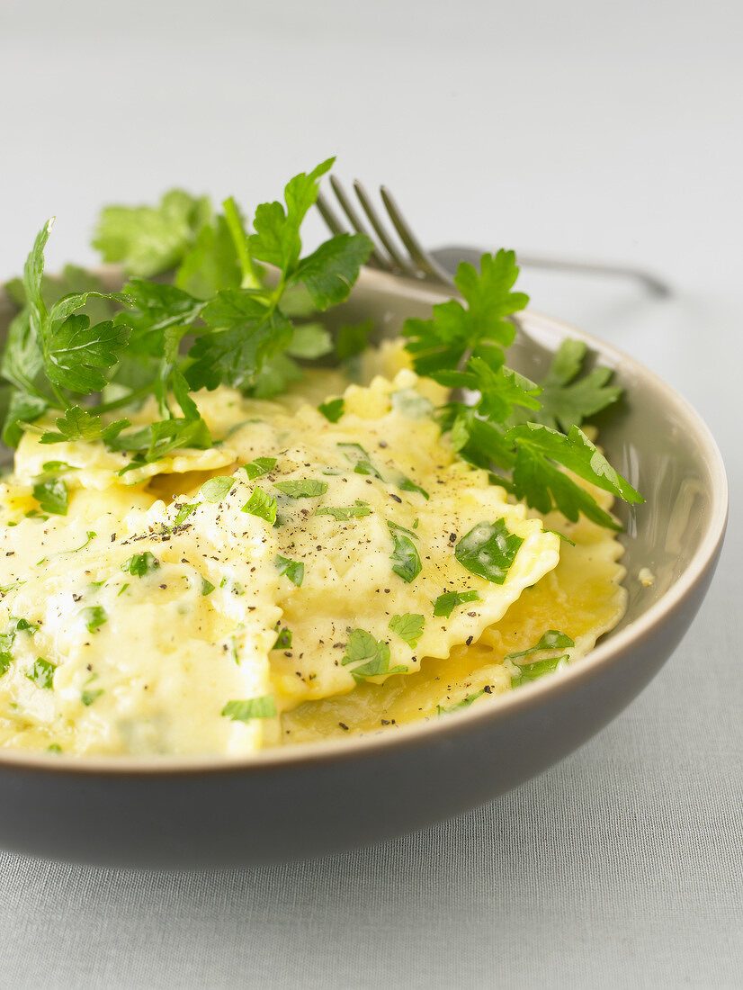 Raviolis with cream and herbs