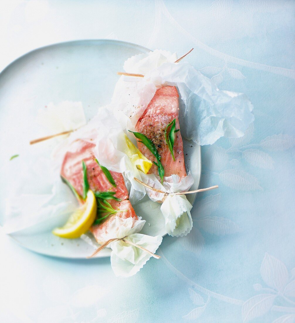 Salmon with tarragon cooked in wax paper