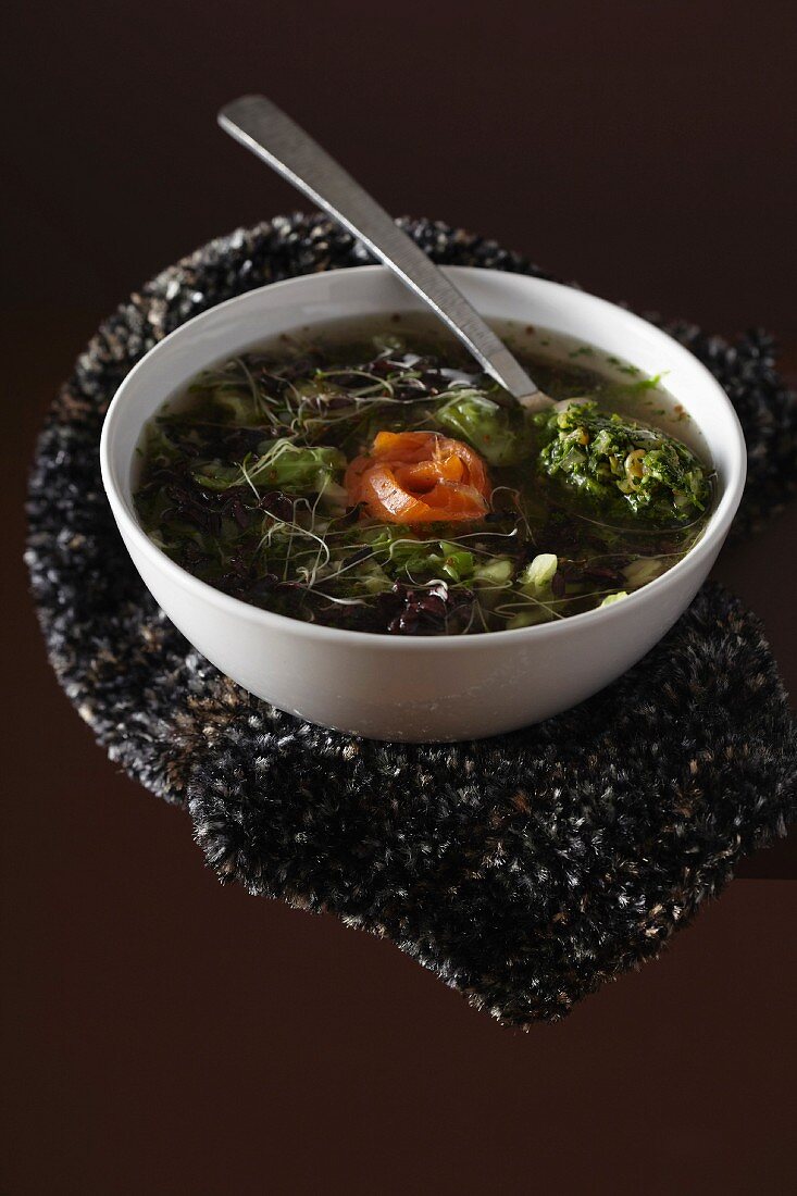Suppe mit schwarzem Reis, Grünkohl, geräucherter Forelle und Walnuss-Pesto
