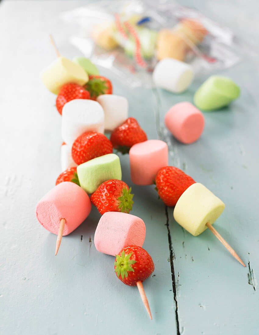 Süsse Spiesse mit Marshmallows und Erdbeeren