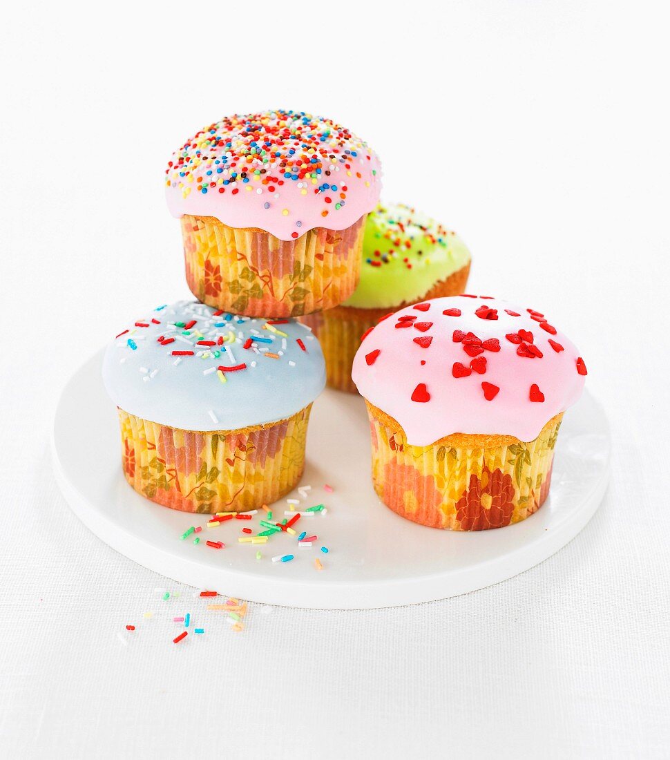 Verschiedene Cupcakes mit Zuckerstreuseln