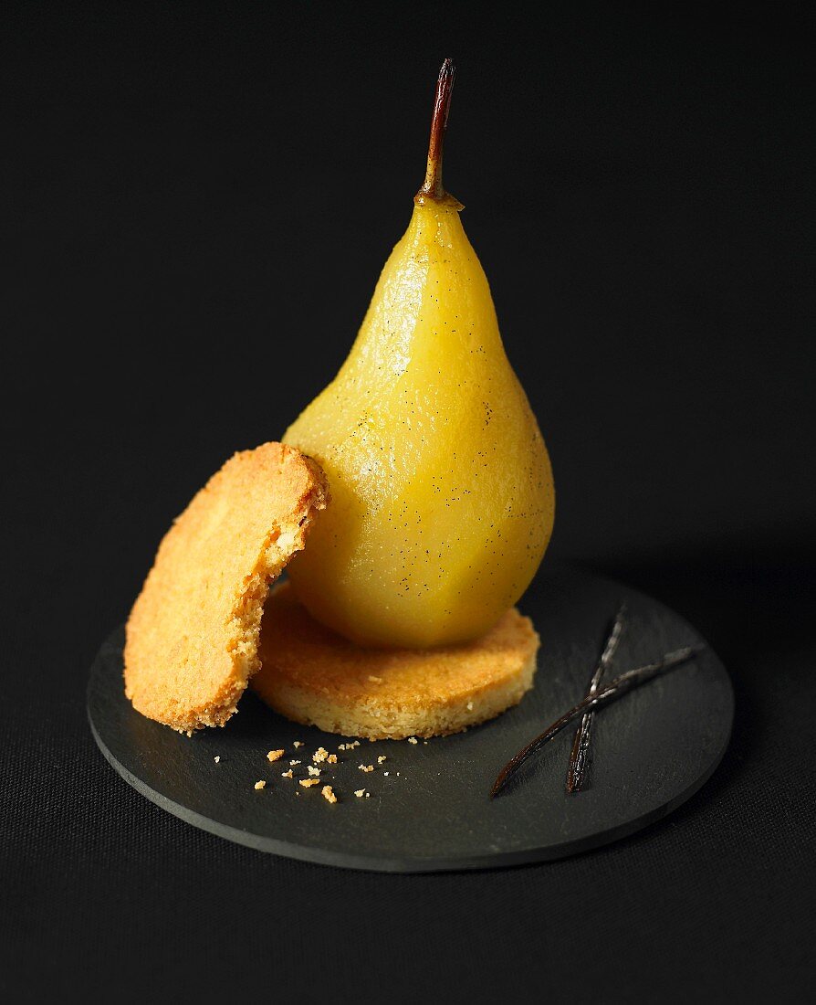 Vanilla-flavored poached pear with shortbread cookies