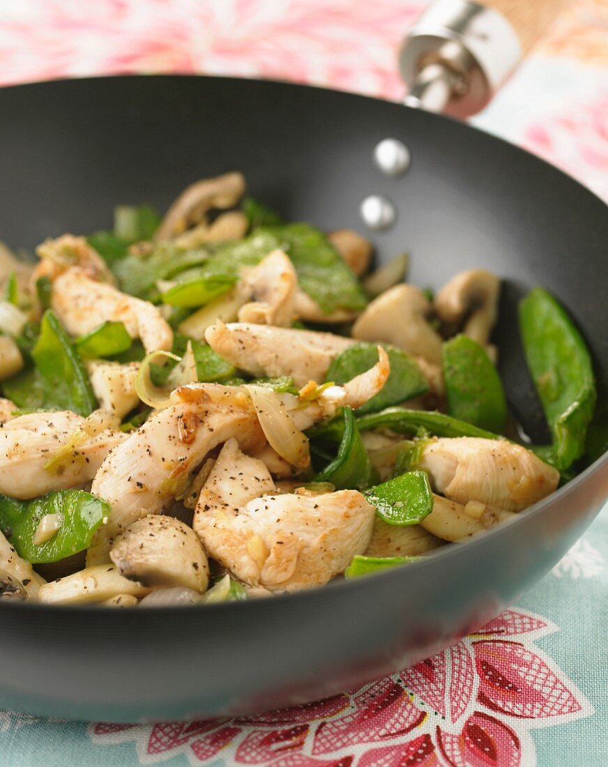 Hähnchen mit Zuckerschoten und Champignons aus dem Wok