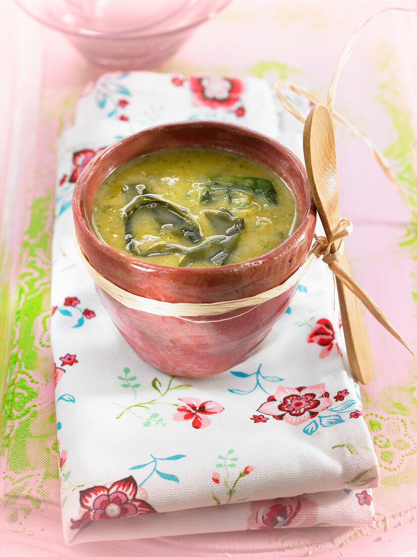 Suppe mit Brunnenkresse, Wakame und Lauch