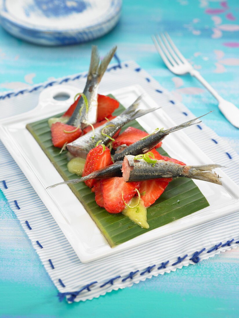 Sardinen mit Erdbeeren und Limettencoulis