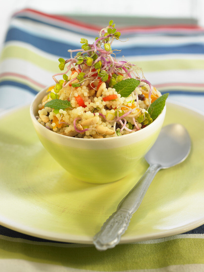 Perlennudelsalat mit Sprossen, roter Paprika, Rosinen und Pinienkernen