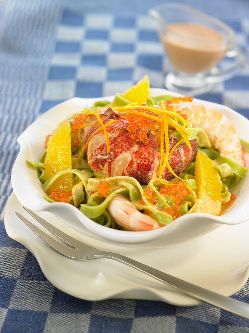 Salat mit Spinattagliatelle, Hummer, Garnelen und Orange