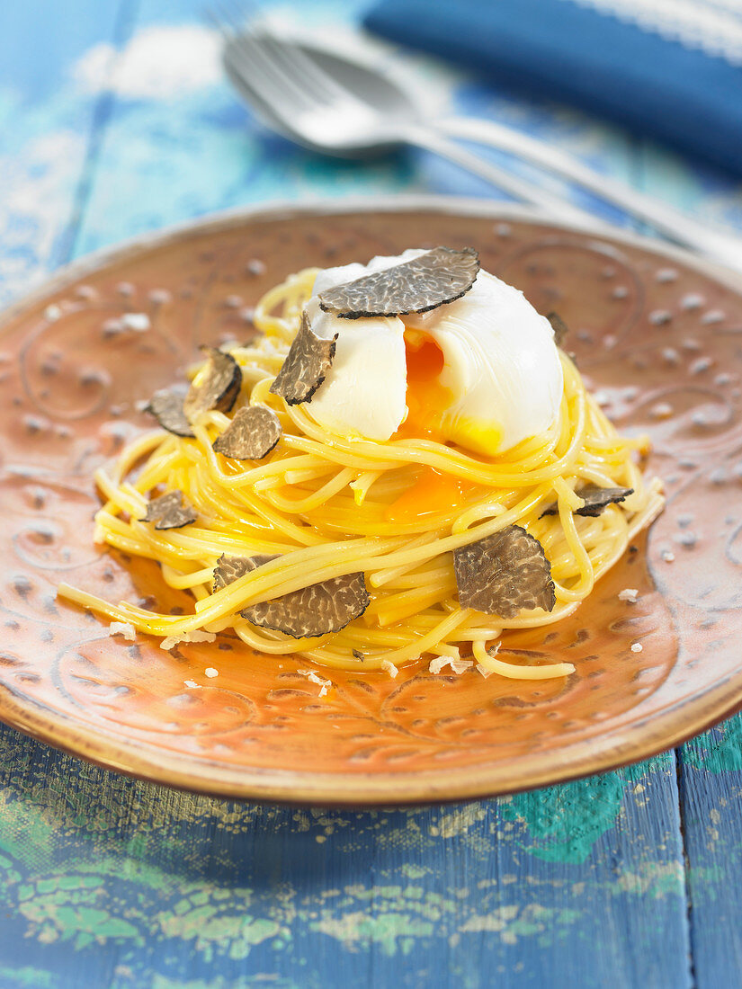 Spaghettis with a soft-boiled egg and thinly sliced truffles