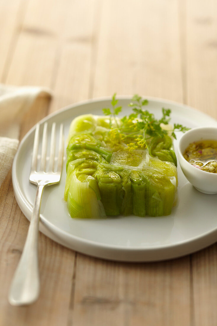 Eine Scheibe Lauchterrine mit Dip