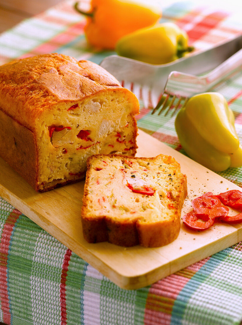 Herzhafter Kuchen mit Thunfisch und Paprika