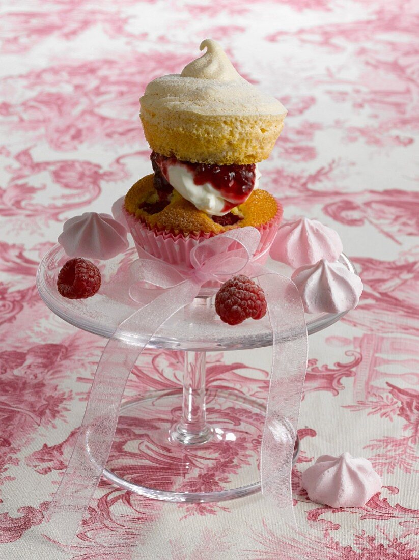 Vacherin-style raspberry cupcake