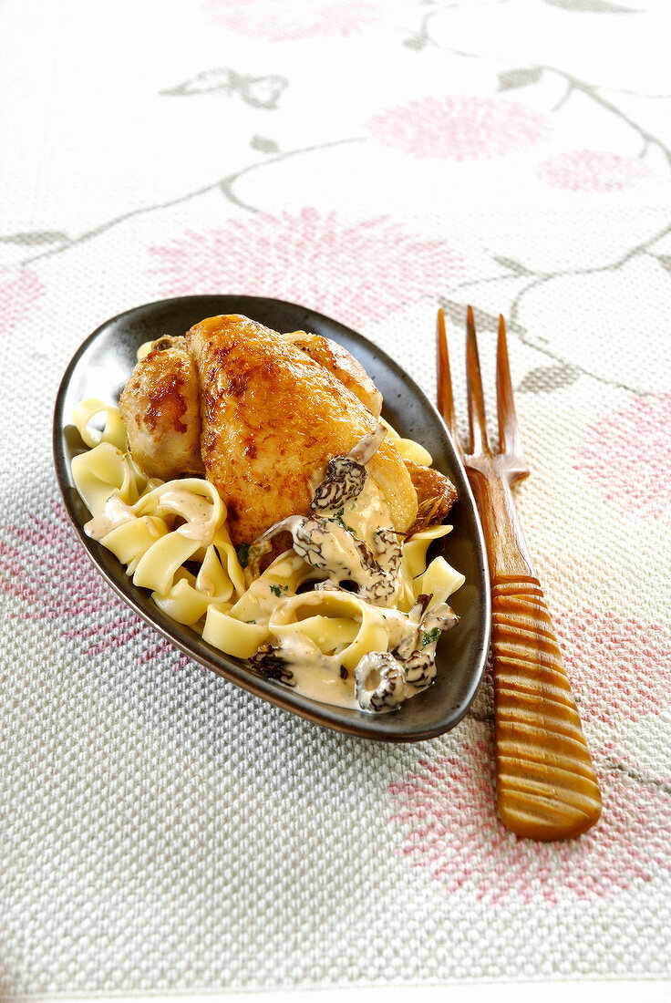 Hähnchen mit Morcheln und frischen Tagliatelle