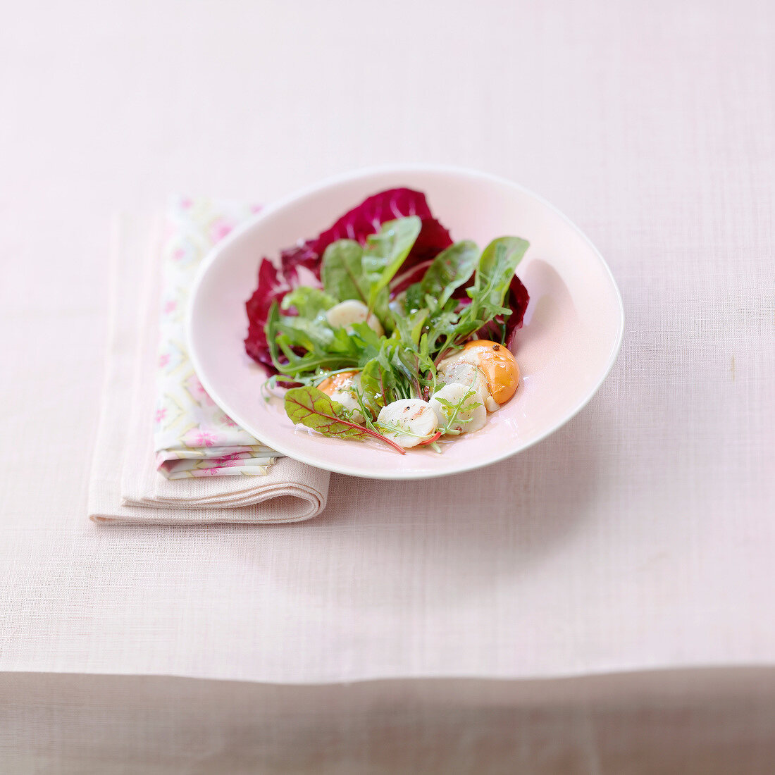 Salat mit rohen Jakobsmuscheln