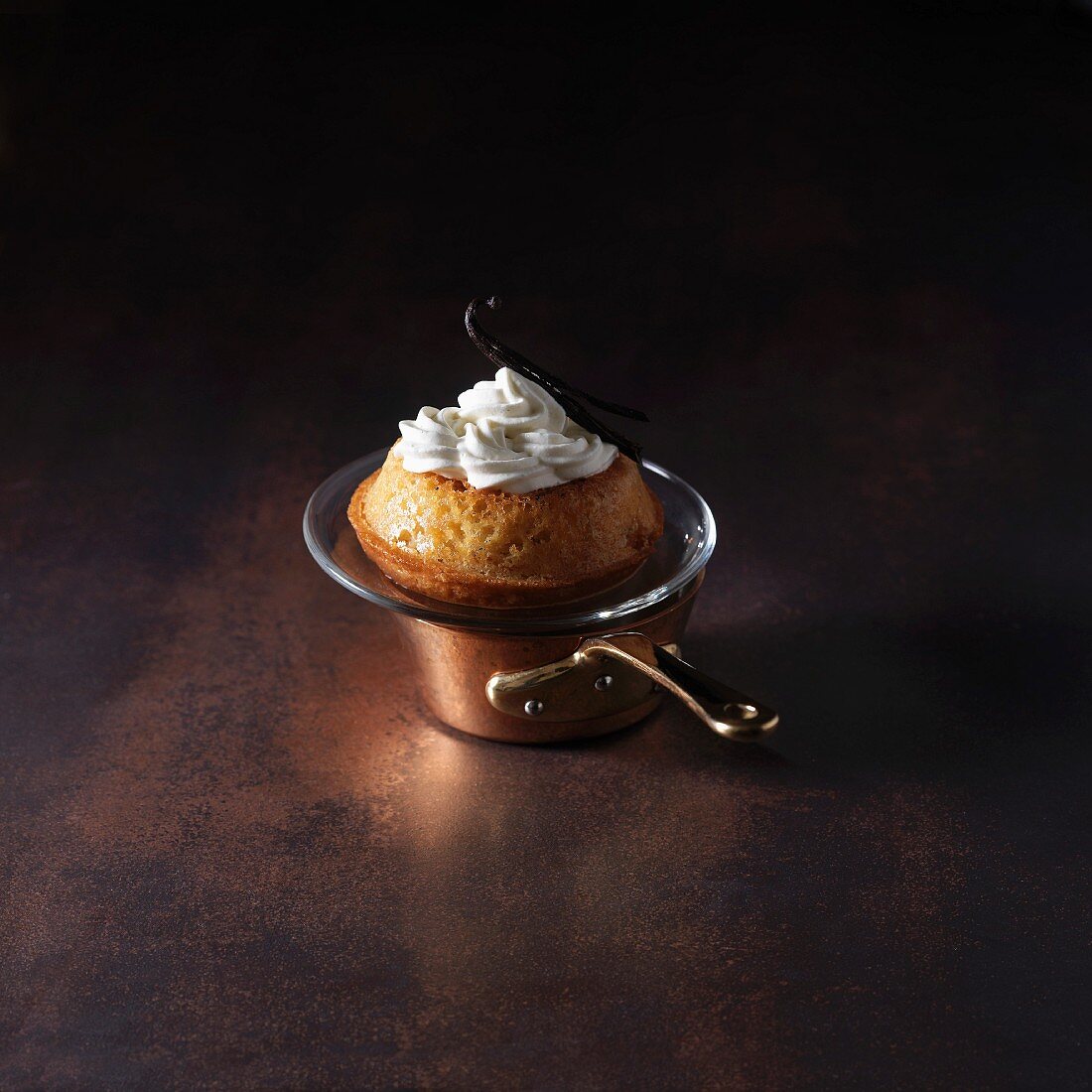 Baba au rhum (Napfkuchen mit Rum getränkt, Frankreich) mit Vanillesahne