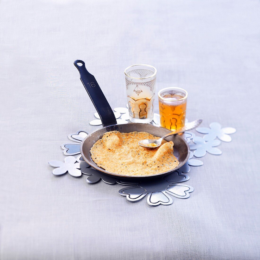 Baghrirs, marrokanische Pfannkuchen mit Honig