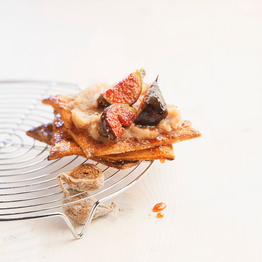 Flaky pastry with figs and chestnut cream