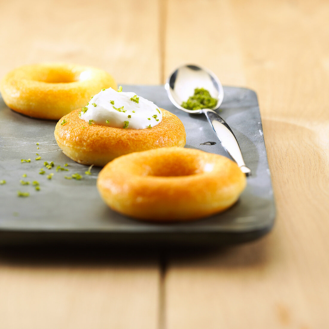 Baba au rhum (Französischer Hefenapfkuchen, mit Rum getränkt)