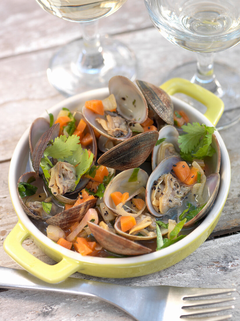 Littleneck clams with onions and carrots