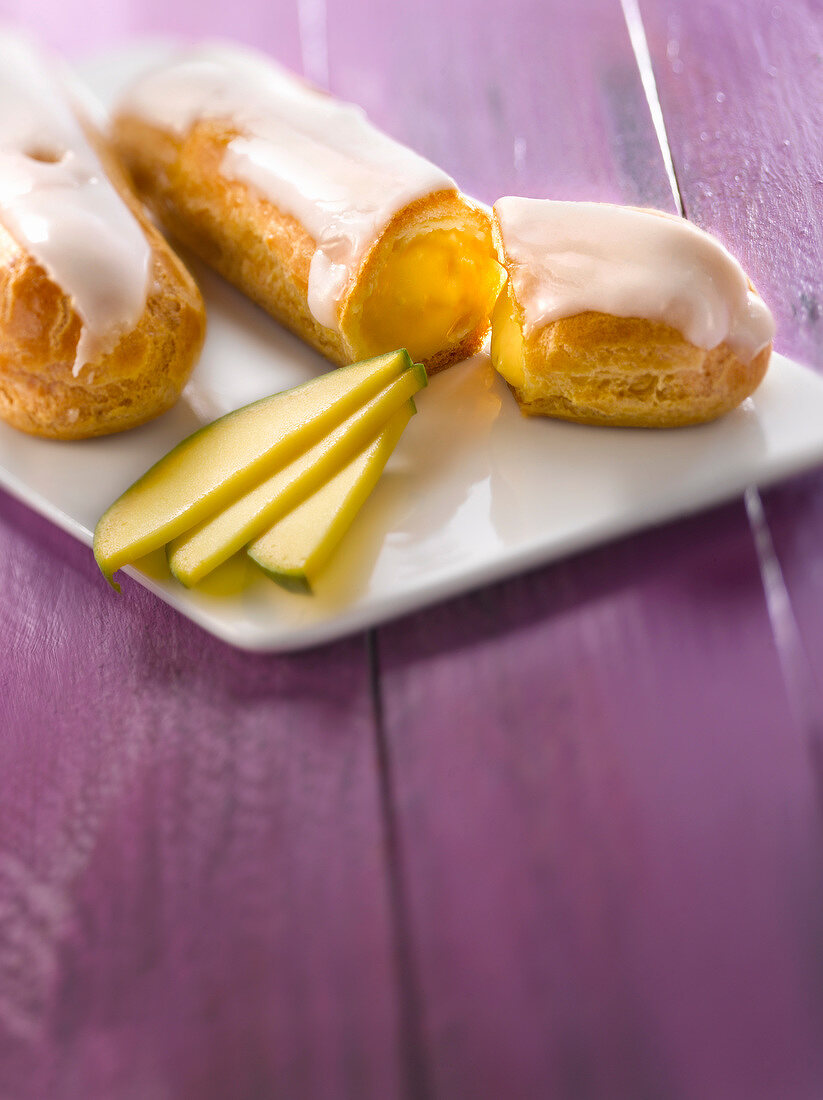 Eclair (Liebesknochen) mit Mangocreme