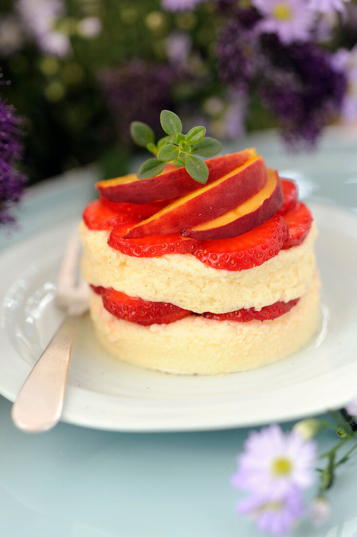 Vanillecreme mit dampfgegarten Erdbeeren und Pfirsich