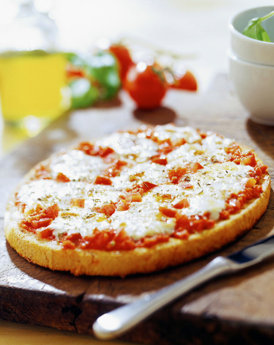 Pizza mit Käse und Tomate