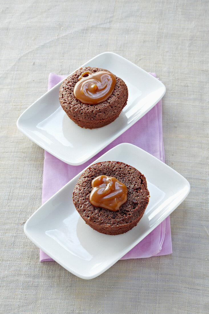 Chocolate fondants with toffee hearts