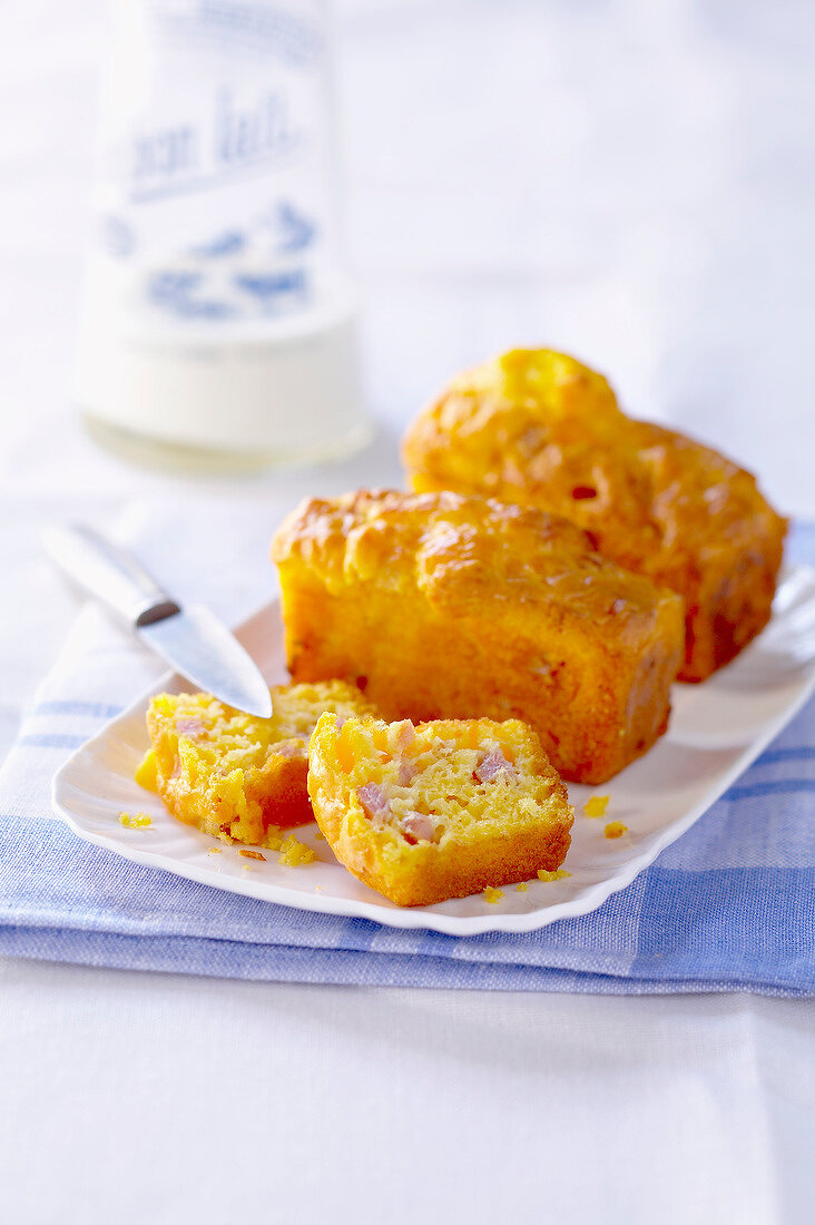 Cheese and diced bacon mini savoury cakes
