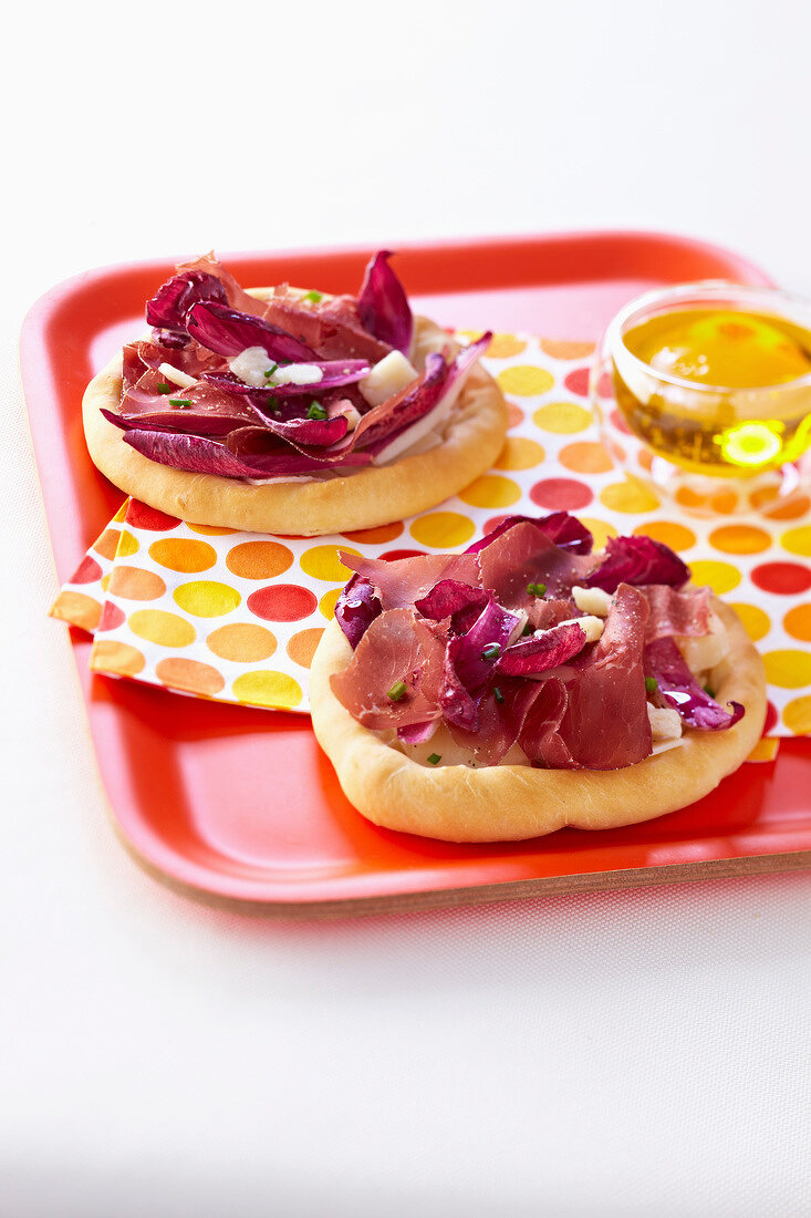 Mini-Pizzen mit Chicorée, Bündnerfleisch und Parmesanspänen