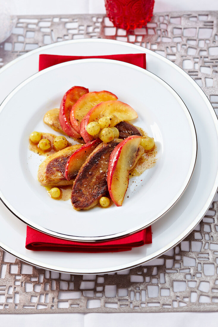 Gebratene Foie Gras mit Apfel und Rosinen