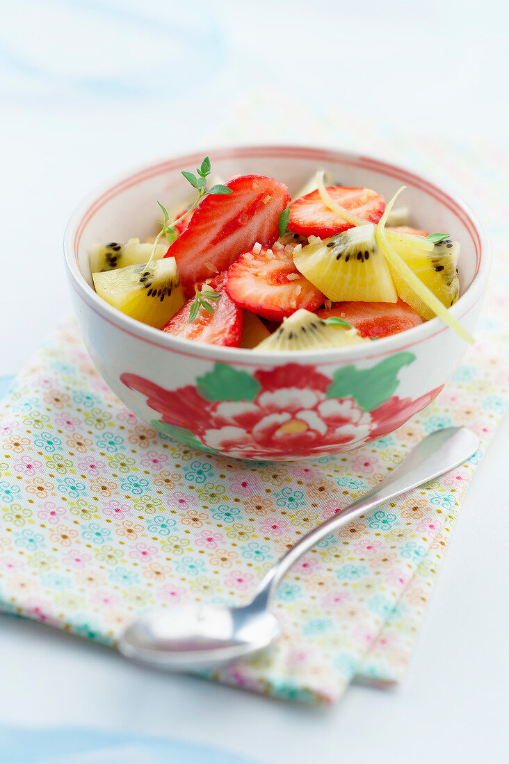 Salat aus Erdbeeren und gelben Kiwi