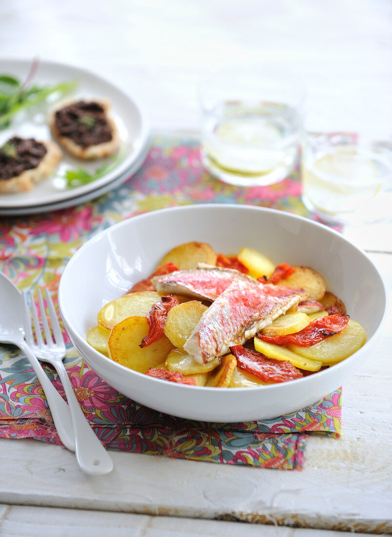 Rotbarbenfilets auf Kartoffelsalat