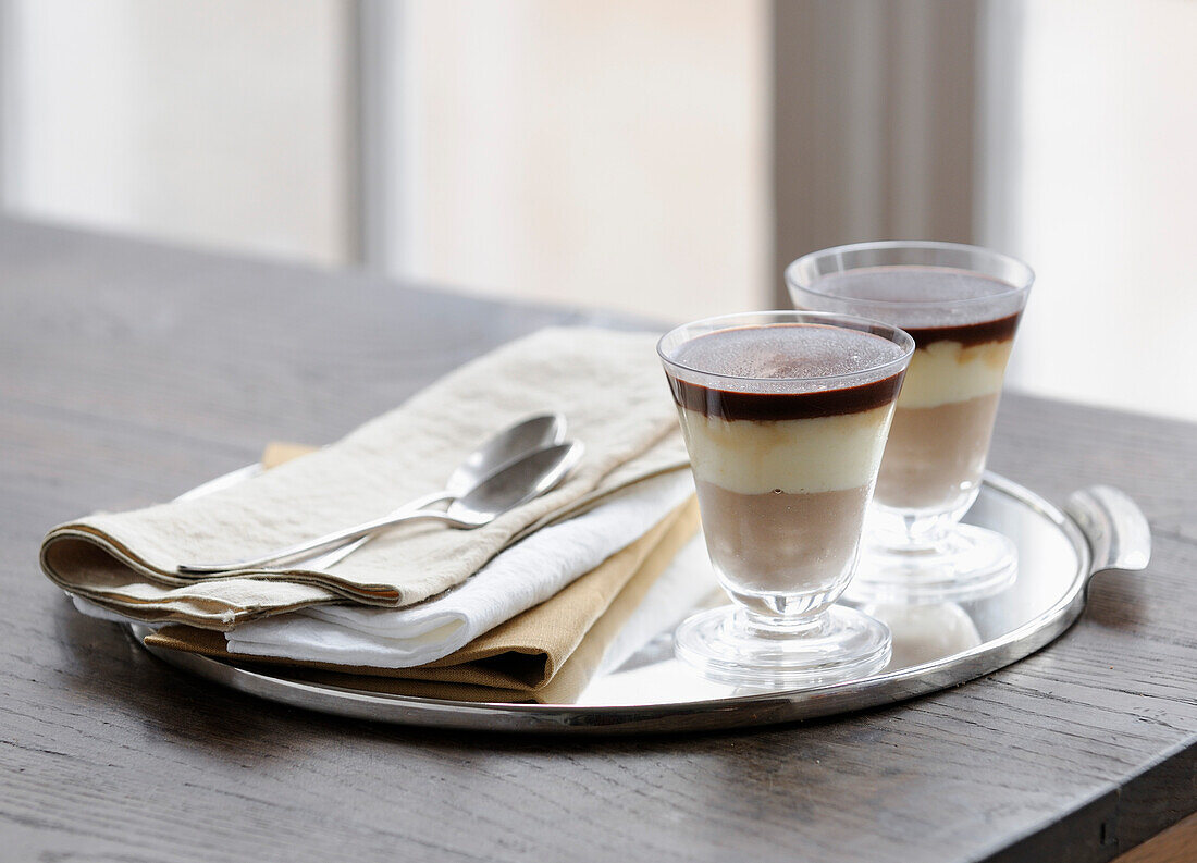 Drei Sorten Schokoladenmousse im Glas