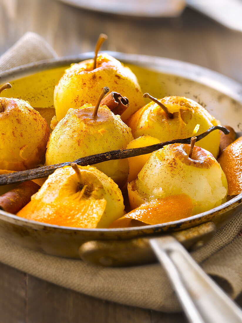 Geschmorte Äpfel mit Orangenschale und Vanille