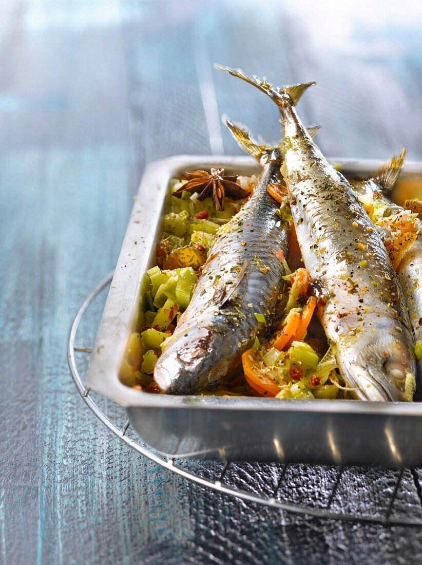 Makrelen mit zartem Gemüse und Anisaromen