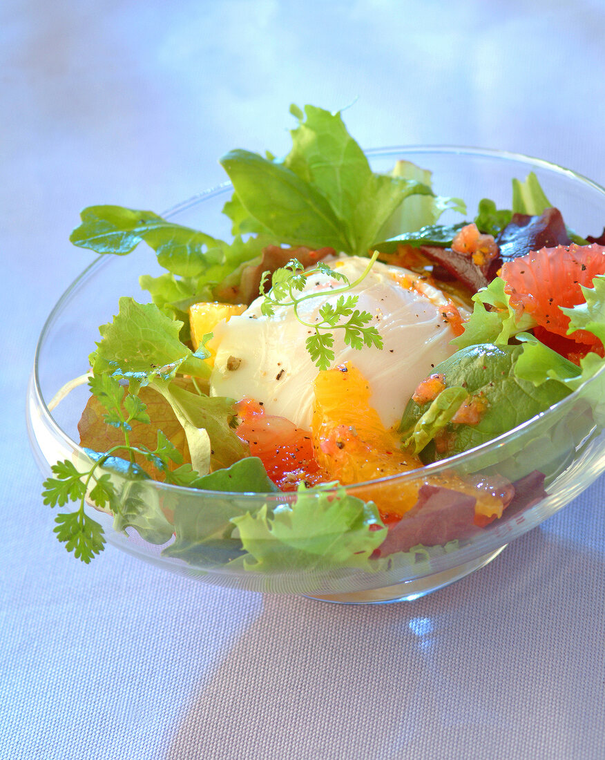 Salat mit Zitrusfrüchten und pochiertem Ei