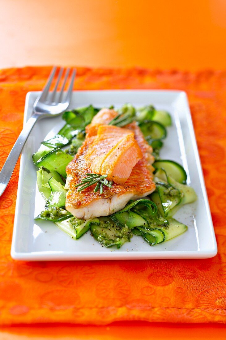 Red mullet fillet topped with salmon, zucchinis with pesto