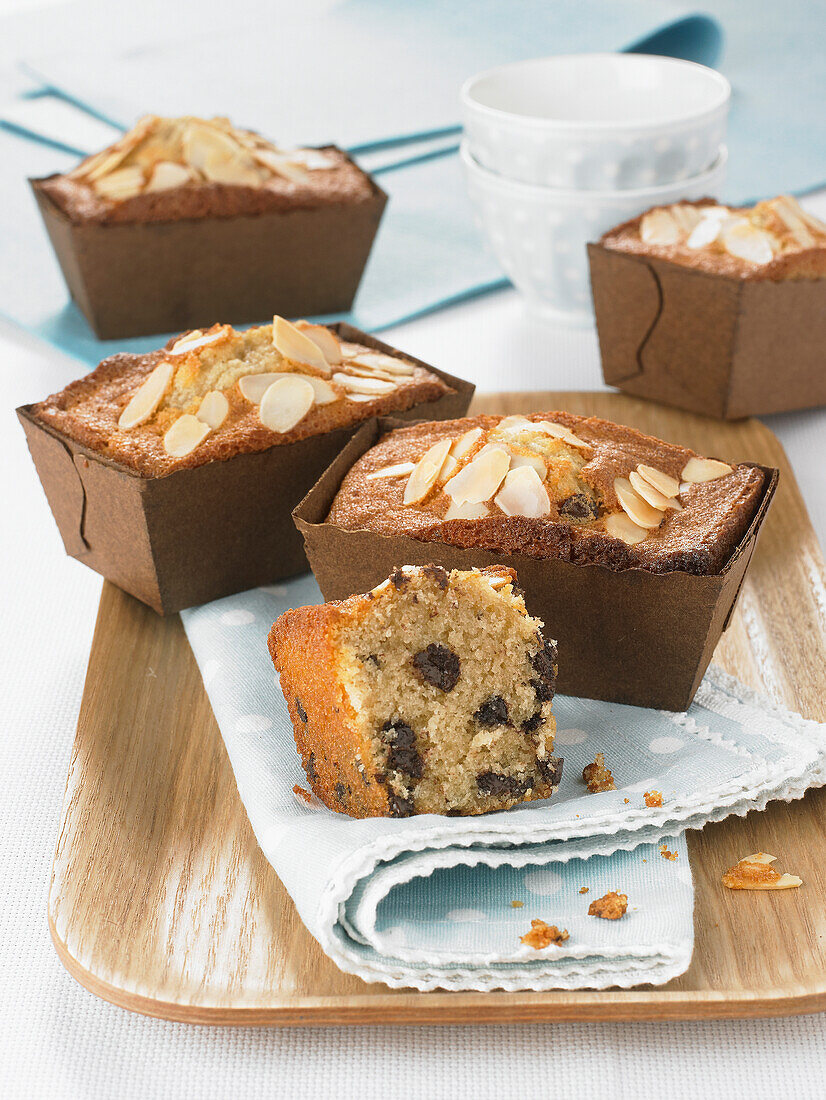 Mini-Kastenkuchen mit Schokotropfen und Mandeln