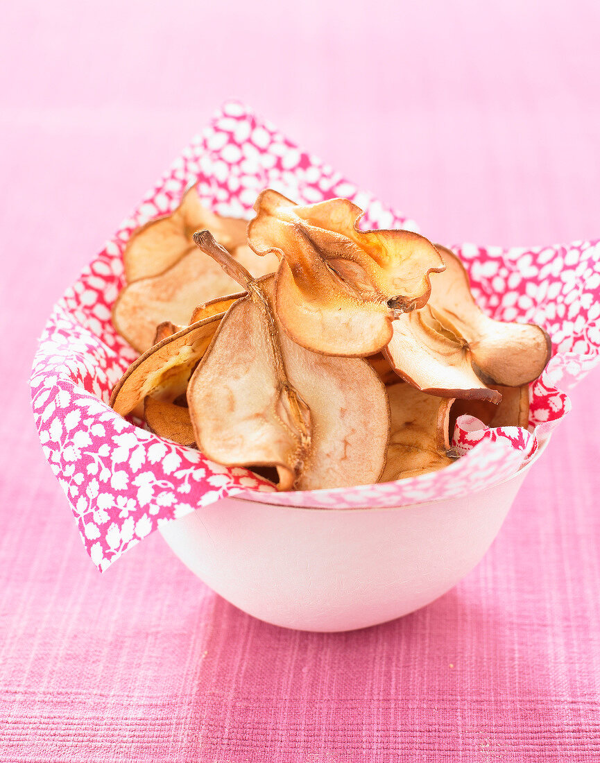 Birnenchips in Porzellanschälchen