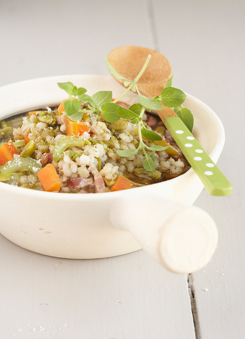 Weizen-Gemüse-Suppe mit Pistazien