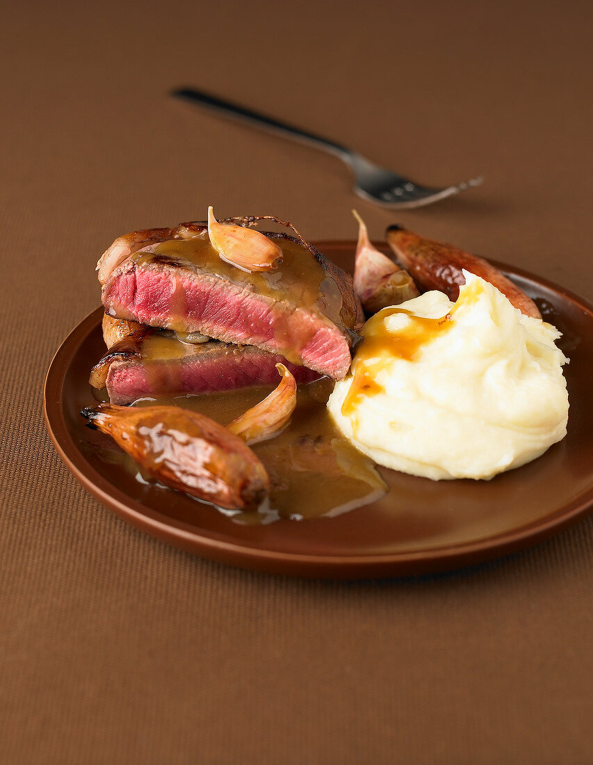Sirloin steak mit Schalotten und … – Bild kaufen – 60193773 Image ...