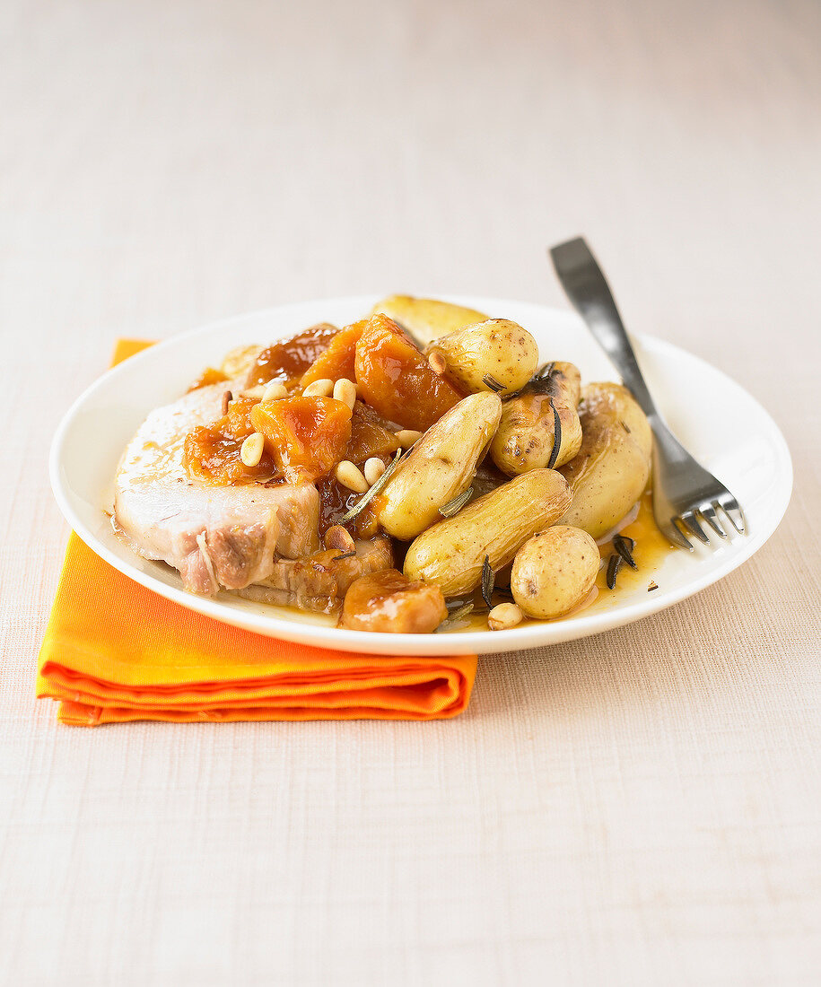 Schweinsbraten mit geschmortem Obst, Kartoffeln und Rosmarin